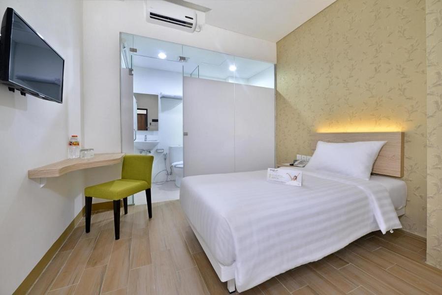 Whiz Hotel Falatehan Jakarta Exterior foto